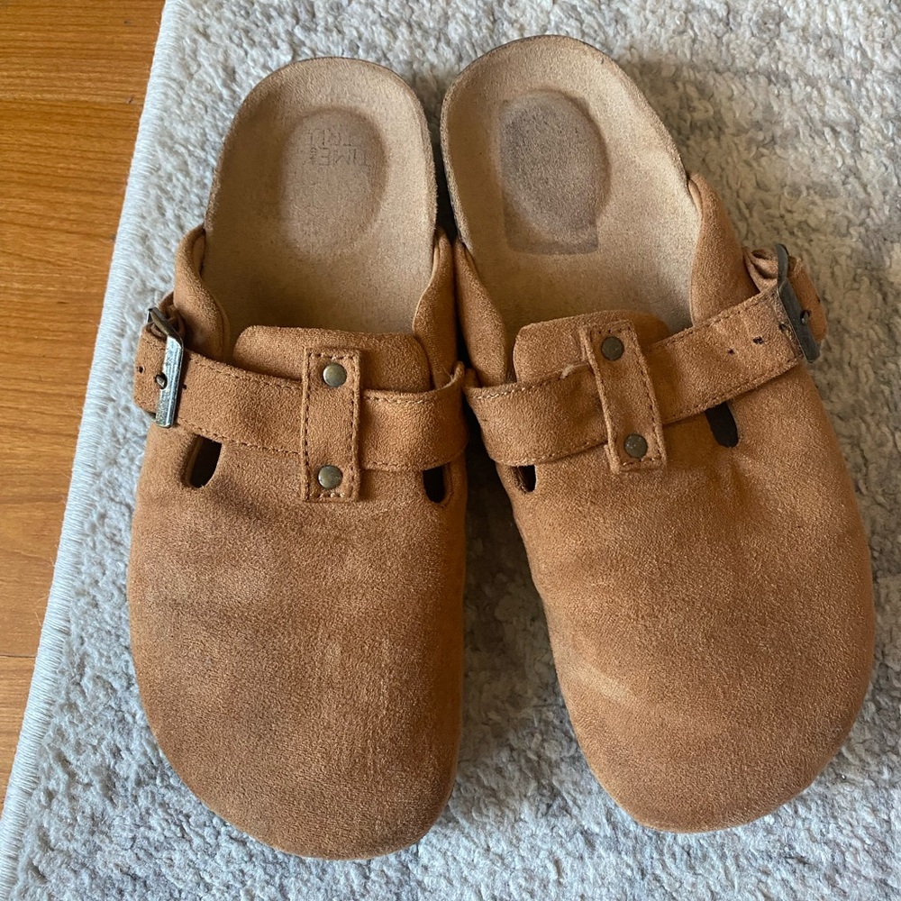 Time and Tru Women's Tan Suede Clogs